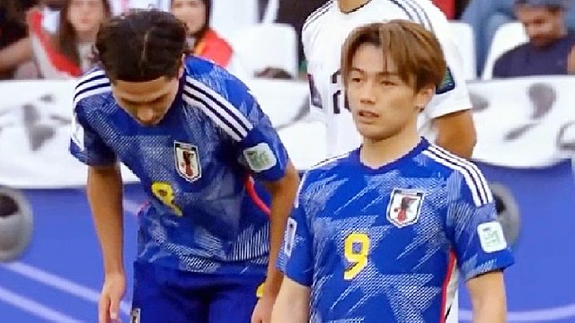 跪求破门？日本亚洲杯上秀创意任意球：2人跪在人墙前“祈祷”！
