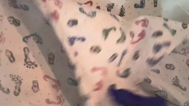 美国医院护士给新生儿裹包被，一秒停止哭闹