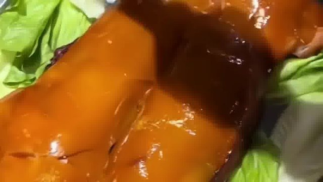 老铁们，我给你们表演一个三口一头猪