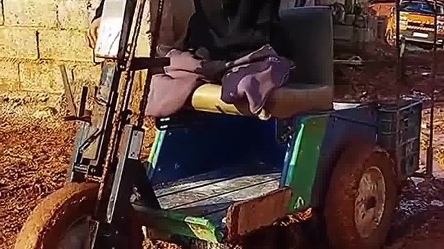 失去双腿的男人开着特制的三轮车上街挣生活费