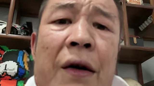 下次离镜头远点吧，分不清这是你爸还是你