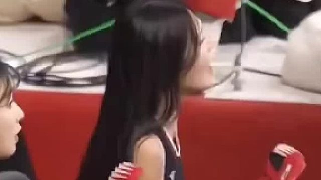 韩国篮球联赛名场面，球员坐到了拉拉队员腿上，两位小姐姐都惊呆了