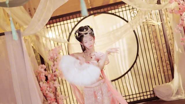 小粉也来蹦迪咯