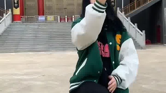 路灯很多，希望你找到自己的月亮。