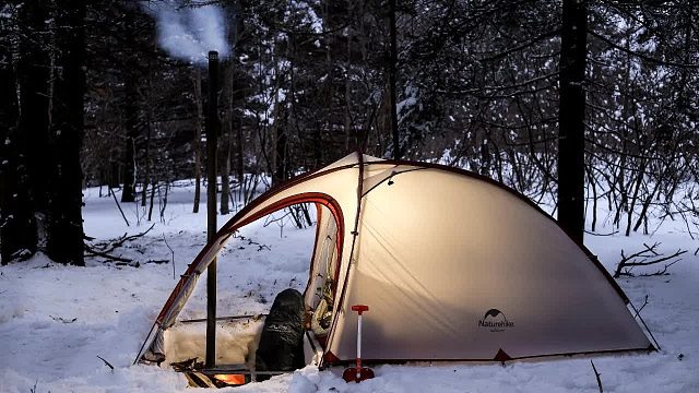 老哥一人在雪天前往野外搭建帐篷过夜