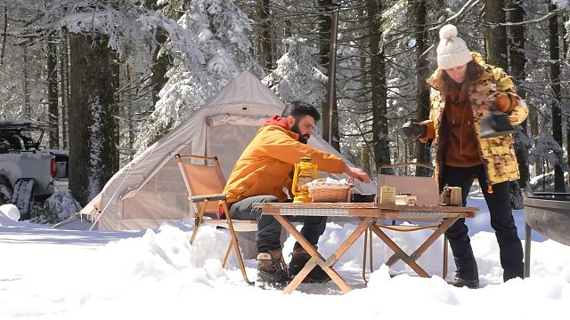 生活需要仪式感，夫妻俩浪漫的雪天露营