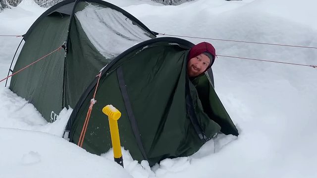 胡子哥自己一人前往野外，搭建帐篷过夜