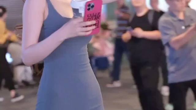 高级灰连衣裙搭配