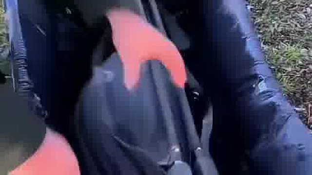 这样还包着？不挂脖子上走路回家？