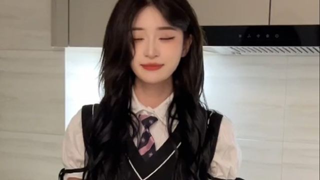 女哥们这样穿对我有意思 我该怎么办呢