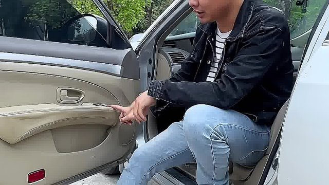 咱们汽车玻璃升降的时候啊卡顿, 异向怎么解决？ #汽车知识   #汽车小常识