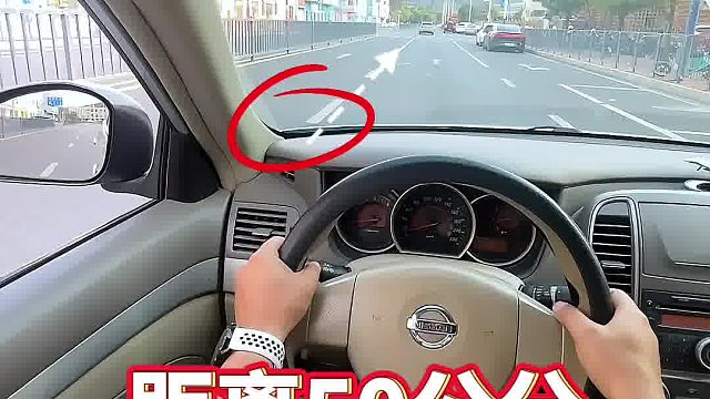 开车上路，怎么判断左右车距？ #汽车知识  #驾驶