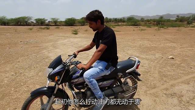 将可乐灌入摩托车油箱中会咋样？踩下油门的瞬间，场面太尴尬！