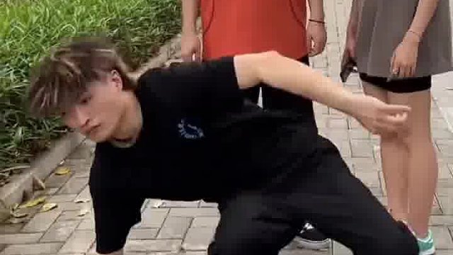 看来黄发男子很想做一个姐夫啊