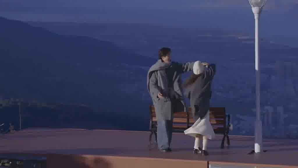 视频的最后好像小说的大结局啊！
#情侣 #氛围感 #感觉至上 #电影感