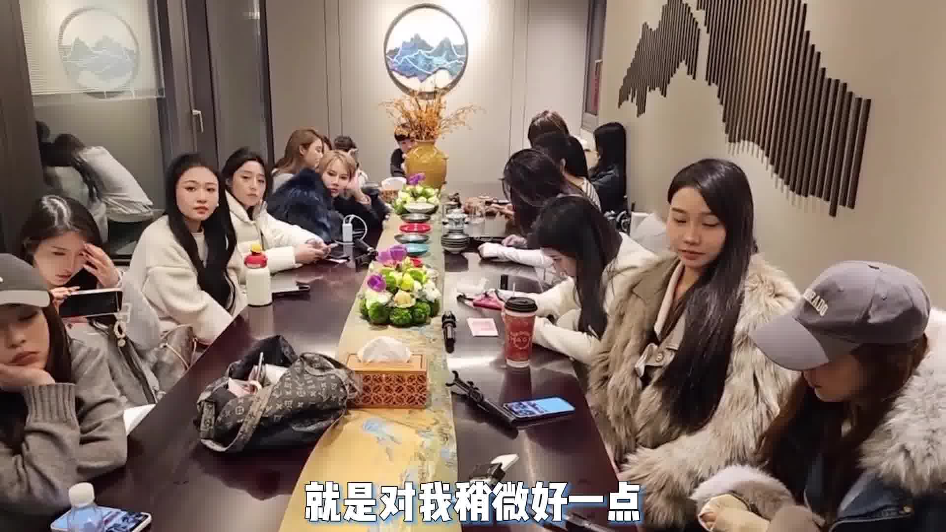 小酷暗示女主播成功捷径