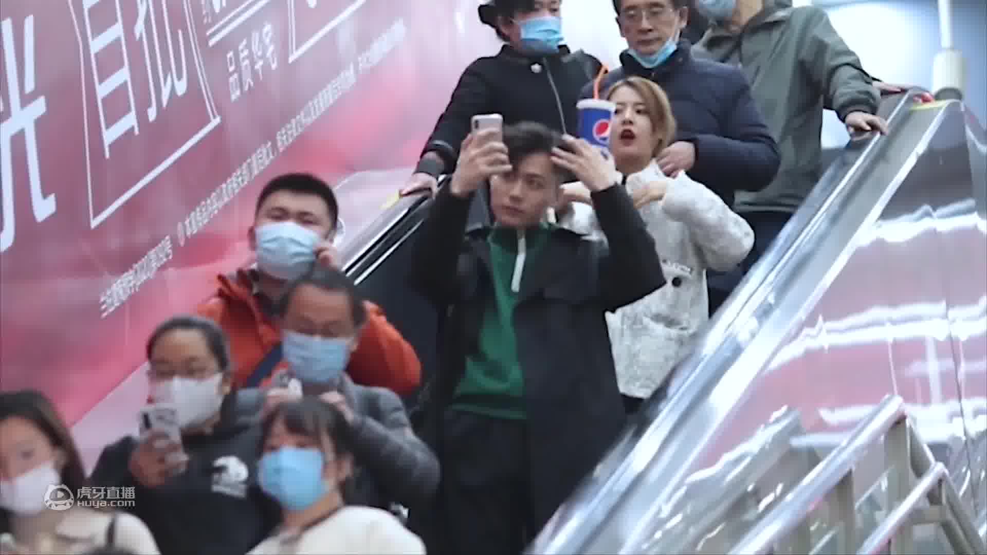 突然歪头看向小姐姐