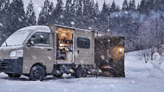 在持续了两天的暴风雪中露营，燃起火炉，躲在房车内，不说话