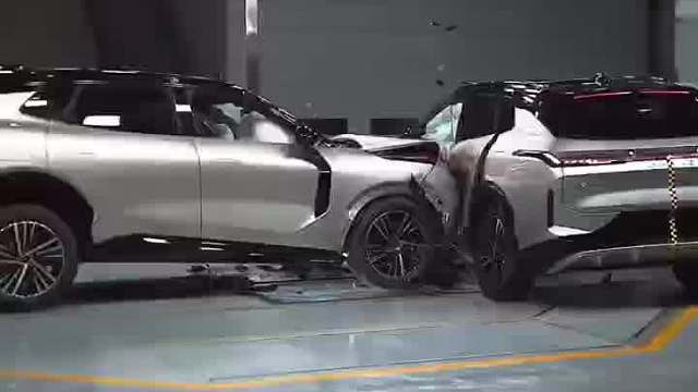 滚落60米高的悬崖是什么概念？领克08车主竟安然无恙！