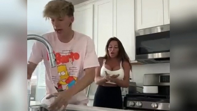 【恶搞王君】Up主探索中，欢迎收看求三连！