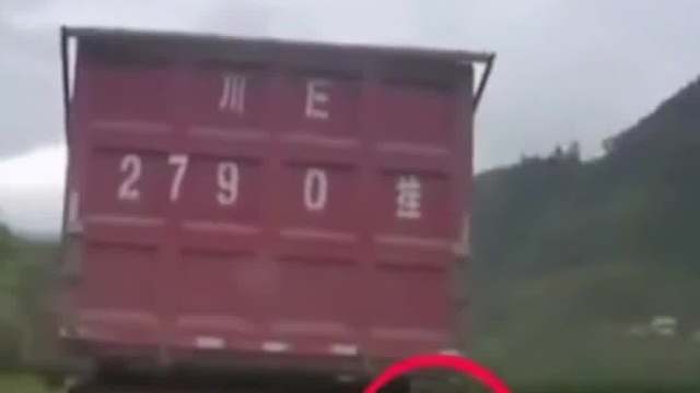 在行驶中，大货车通过灯光告诉你, 危险事件发生。