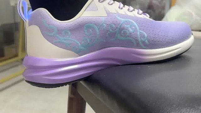 光致变色&夜光鞋子采用高品质的材料和工艺制作耐磨性和抗拉伸性