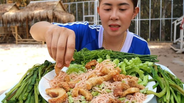 泰国美食，蔬菜配脆脆的猪皮，吃爽了