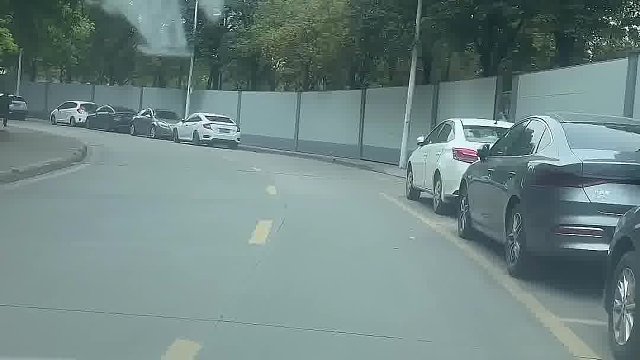 黄色虚线和白色虚线都有什么区别。