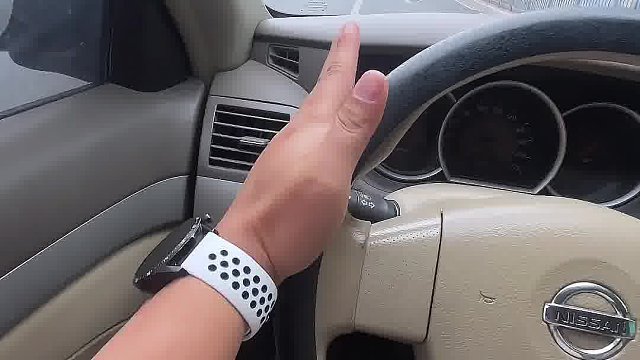 在车里怎么判断左前轮的位置？ #用车技巧  #开车技巧