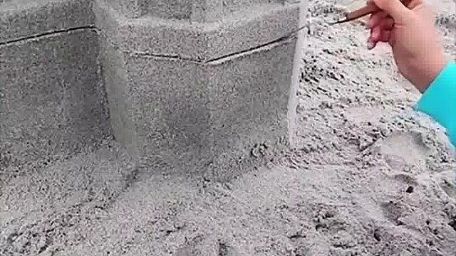 国外小哥用沙子搭建了一座漂亮的别墅
