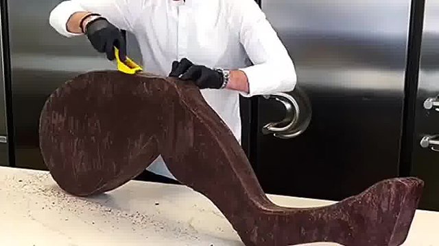 国外小哥用巧克力制作了一只特色的恐龙