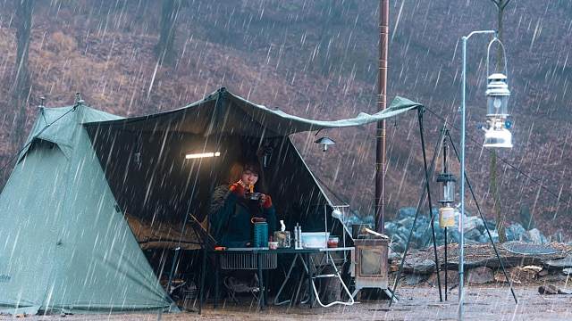 沉浸式湖泊前的露营，独立雨中露营！解压视频.缓解焦虑.野营影片