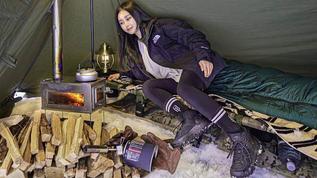 溪水前的雪地野营，冬季柴火炉！户外美食.野营vlog.亚亚