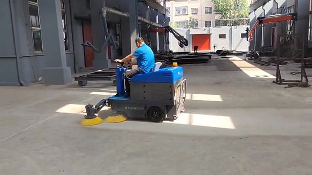 电动扫地车  一扫而净