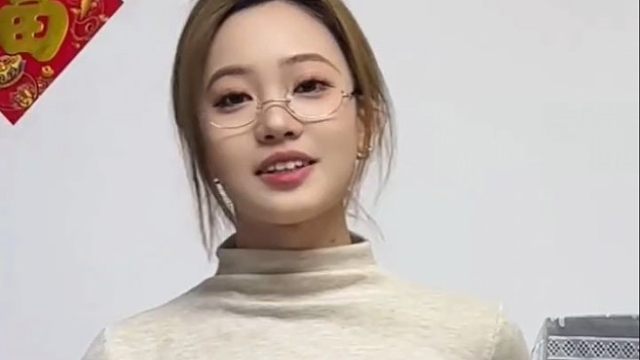 我的女哥们非要回忆童年，要当老师，我无奈只好配合了。