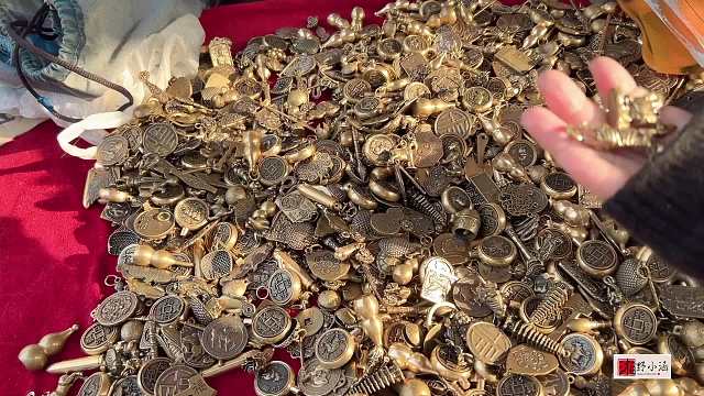 进货8毛，卖10块，找人流多的，一天赚1000多块，没有耗损