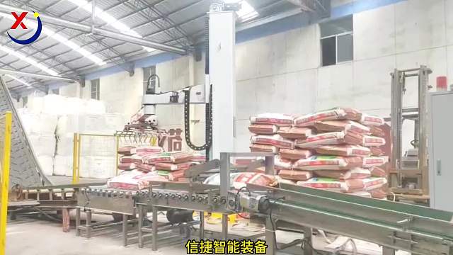 曾经令人头疼的繁重任务如今有了得力助手，立柱机器人有机肥码垛，改变的不只是工作更是心情