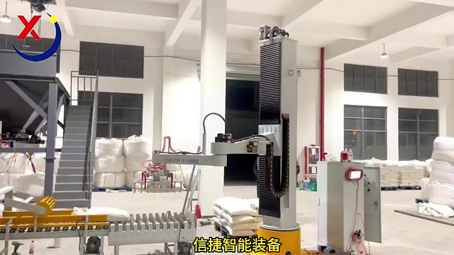 员工惊叹不已，老板力排众议新上的设备真的好用，立柱机器人化工原料码垛
