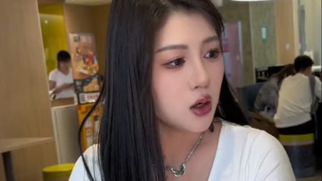 女哥们的闺蜜失恋了，她是怎么劝解的？