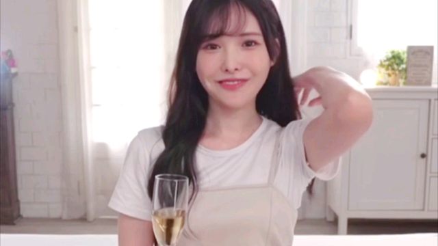 292 最新写真花絮加庆祝香槟（点赞653）（3月最新）