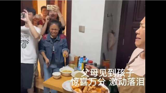 盘点回家过年的感人瞬间，对于过年来说，家人就是最好的礼物，团圆就是最大的幸福