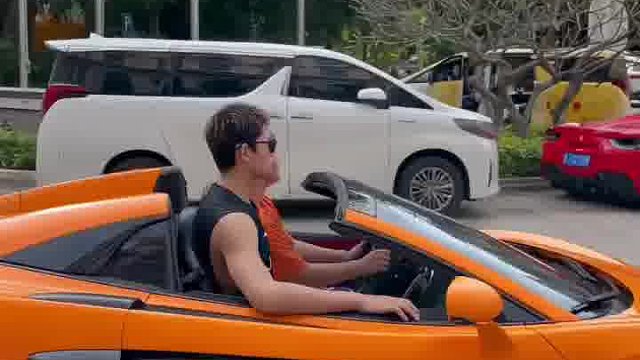 终于开上敞篷跑车了！