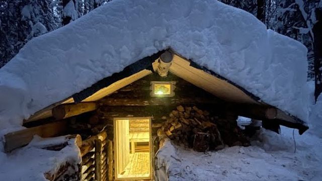 暴风雪来临，抓紧把我的木屋修缮完整，我为自己做了张舒适的床