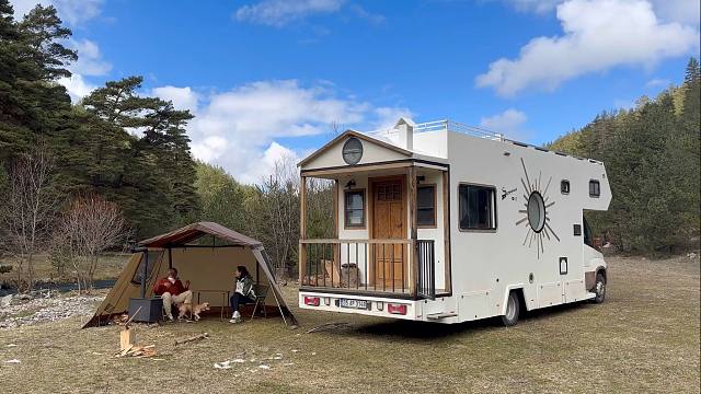 真不愧是超土豪家庭，开着辆奢华级房车，在树林里享受极致春游