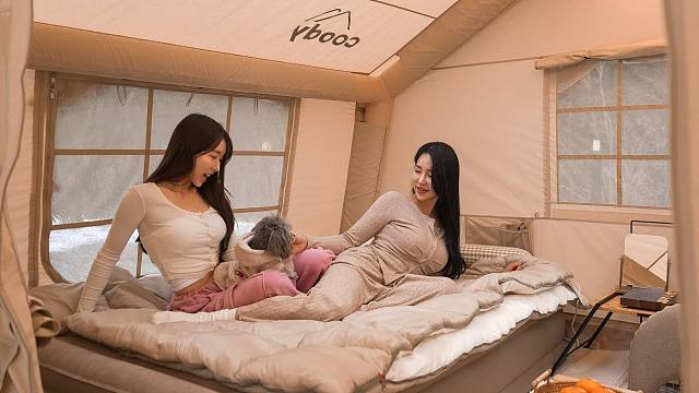 【雪地露营】两姐妹在雪后的山上搭建宽敞舒适的帐篷过夜