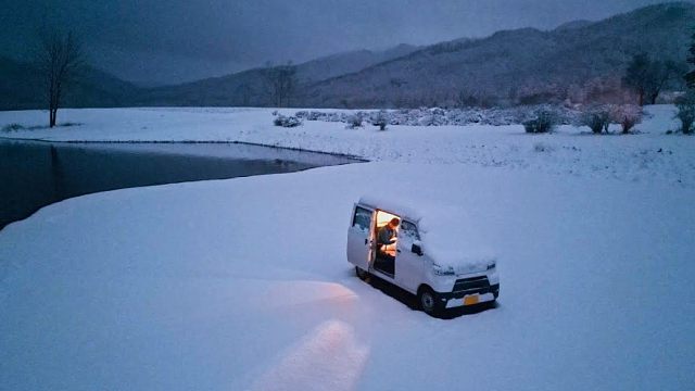 暴风雪持续了两天，躲在车内听着外面风雪呼啸，吃着牛肉喝着啤酒，太享受了