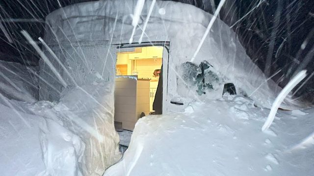 暴风雪持续了两天，躲在房车内吃着炸鸡看着电影，太享受了