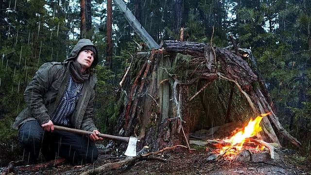 这才是真资格的野人，带上把斧头上阵，在森林里极限疯狂生存