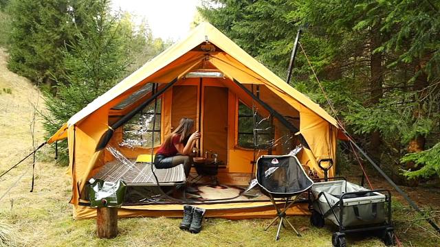 女孩才是真资格的户外狂野牛人，靠着顶大帐篷，在野外享受极致野营