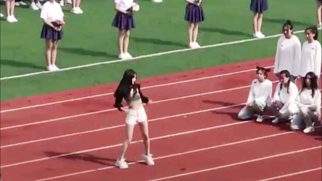 别人家的学姐从来没让人失望，运动会这一跳，太秀了！